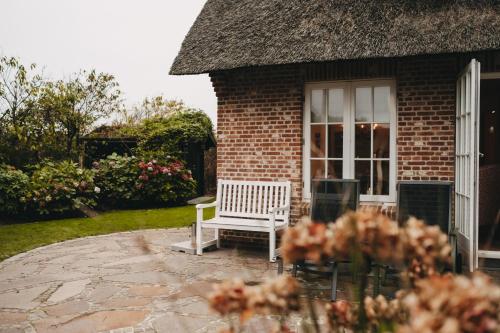 Hiidhüüs Wenningstedt unter Reet mit Sauna - carbon neutral hotel in Unknown City
