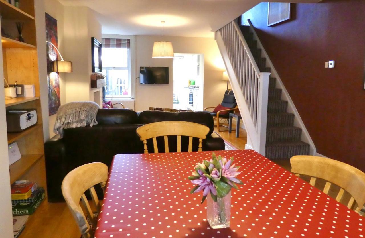 Chic 2 bedroom townhouse in vibrant Abergavenny — 4-Star Luxury Hotel in Abergavenny, United Kingdom