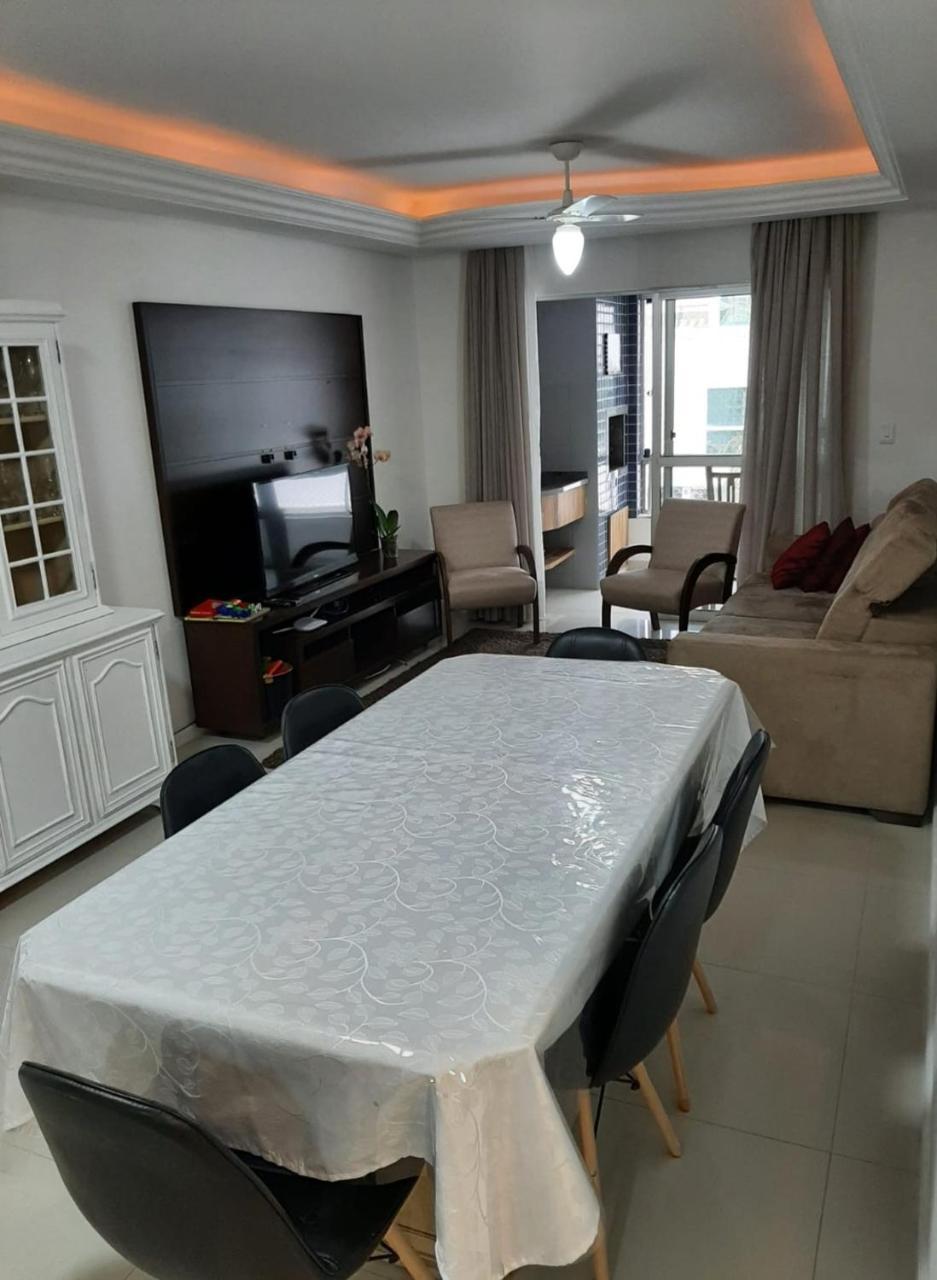 Meia Praia apartamento com sacada ampla e churrasqueira próximo a praia e a avenida principal.