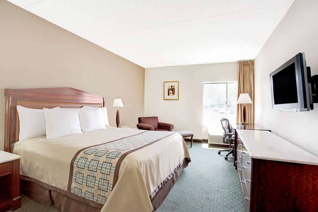 Days Inn by Wyndham Newport News City Center Oyster Point - photo 7