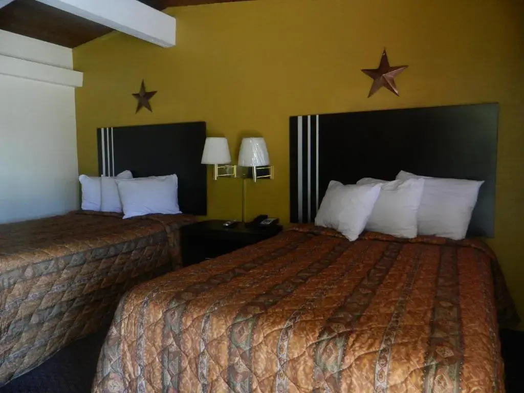 La Plaza Inn & Suites - photo 7