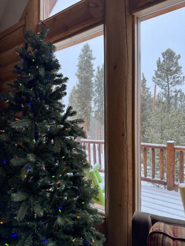 Breck Cabin Mins from Town & Lifts Hot Tub — 4-Star Luxury Hotel in Breckenridge, United States