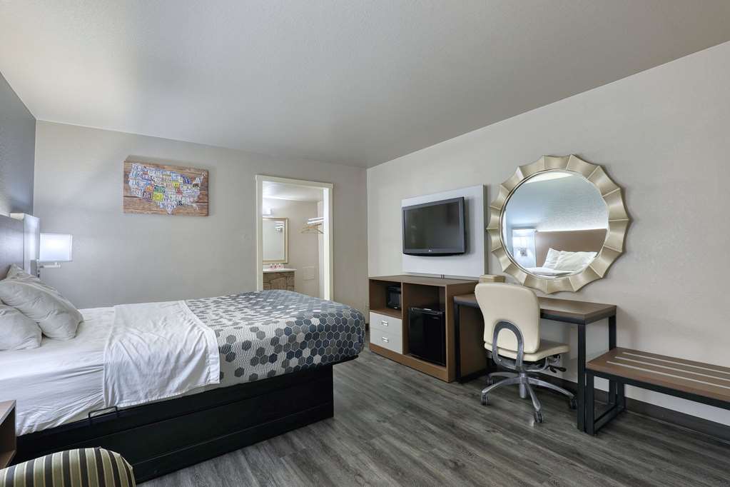 Econo Lodge Neenah - photo 34