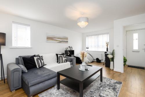 Spacious 3 Bedroom House In Canterbury with Garden and Driveway Sleeps 7 — 4-Star Luxury Hotel in Canterbury, United Kingdom