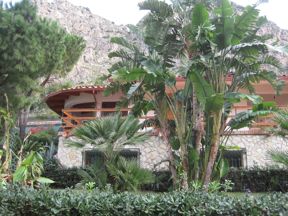 Villa Denise — 4-Star Luxury Hotel in Santa Flavia, Italy