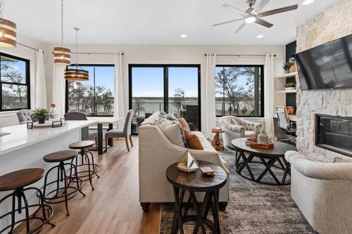 NEW Luxury Lakefront N Dallas Sleep 1 8 Firepit — hotel in The Colony