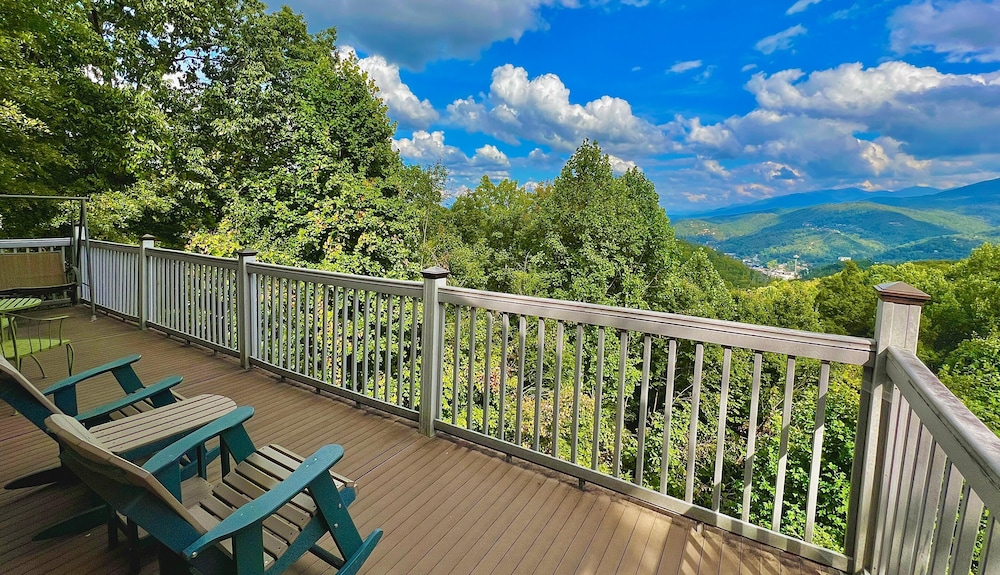 Bear Cave in Gatlinburg, United States