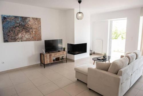 Overlooking park flat close to the Piraeus Port — 4-Star Luxury Hotel in Piraeus, Greece