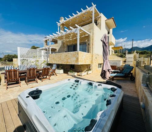 Villa Arkadia Seafront Villa Ai Lagoudis Beach — 4-Star Luxury Hotel in Kyparissia, Greece