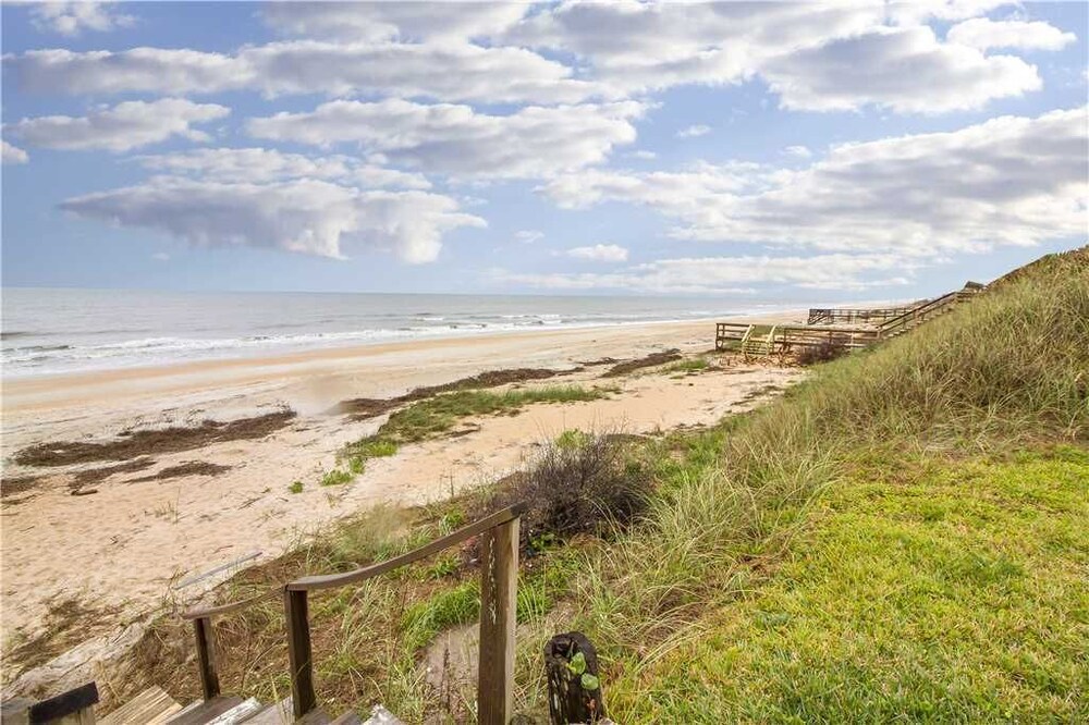 Coastal Charm 2 Bedrooms Ocean Front Sleeps 6 - photo 15