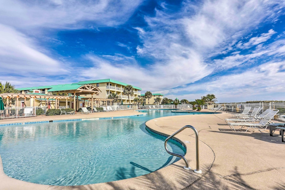 Gulf Shores Condo Covered Balcony and Beach Access — 4-Star Luxury Hotel in Gulf Shores, United States