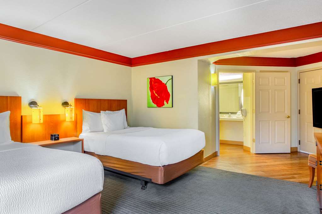 La Quinta Inn & Suites by Wyndham Raleigh Crabtree - photo 12