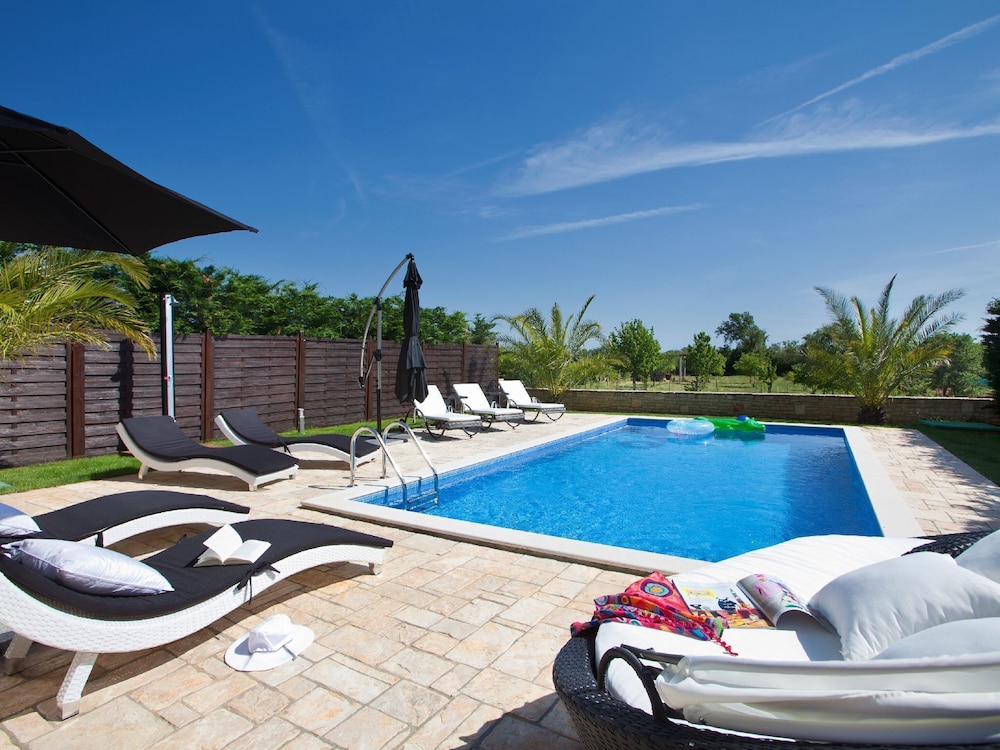 Villa Olea Mare with Private Heated Pool — 4-Star Luxury Hotel in Visignano, Croatia
