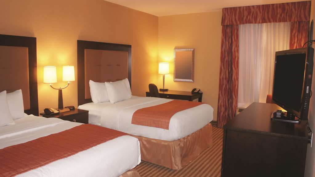 La Quinta Inn & Suites by Wyndham Atlanta Union City - photo 16