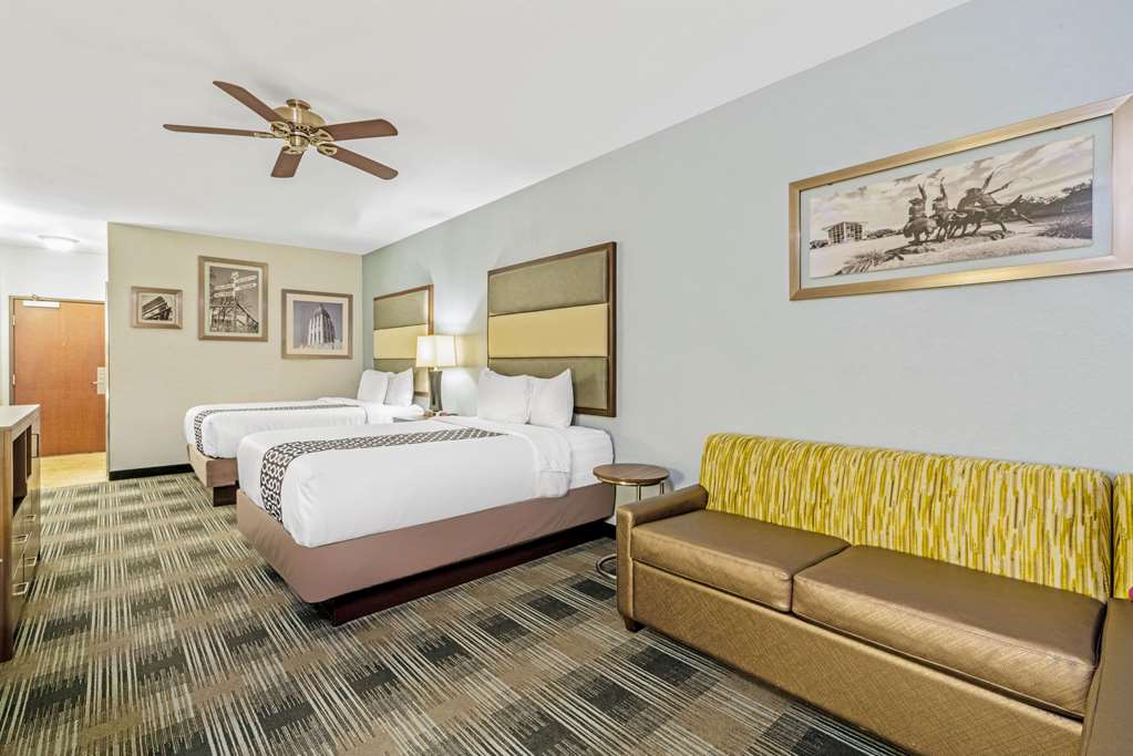 La Quinta Inn & Suites by Wyndham Guthrie - photo 30