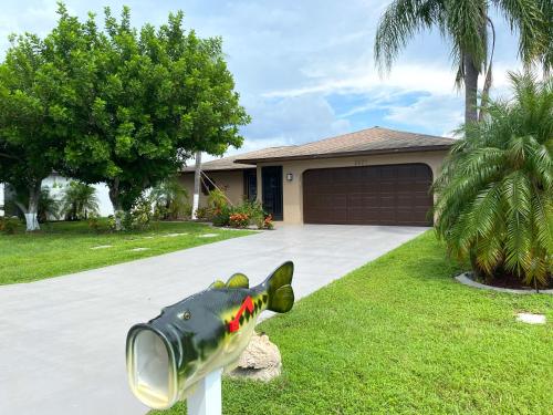 Cozy Coral Cottage with Tiki Hut Mini Golf Arcade and Grill — 4-Star Luxury Hotel in Cape Coral, United States