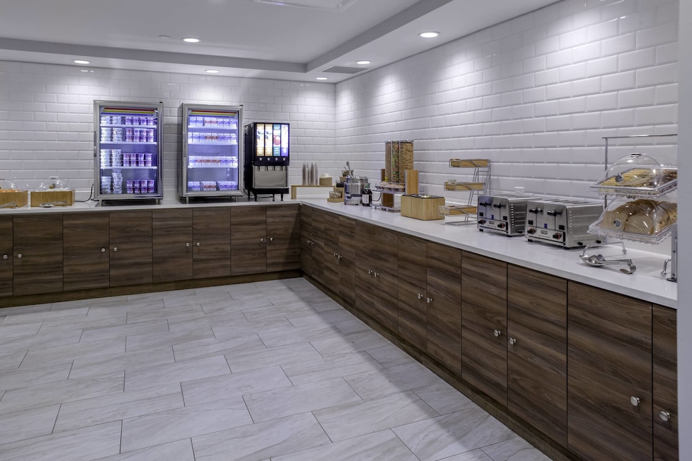 Fairfield Inn & Suites by Marriott Dallas Downtown - photo 15