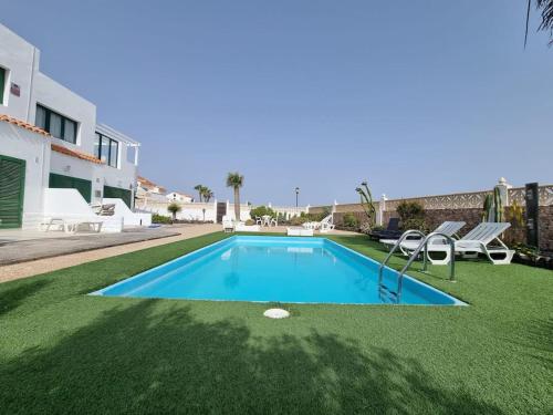 Piscina y Relax junto al Mar — 4-Star Luxury Hotel in Corralejo, Spain