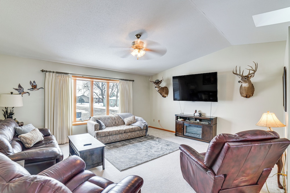 Spacious Retreat w Private Yard & Deck in Roscoe — hotel in Roscoe