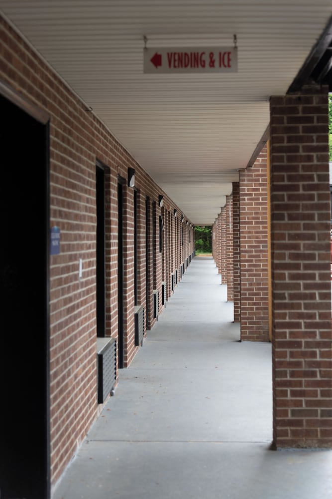 Columbus Inn and Suites - photo 31