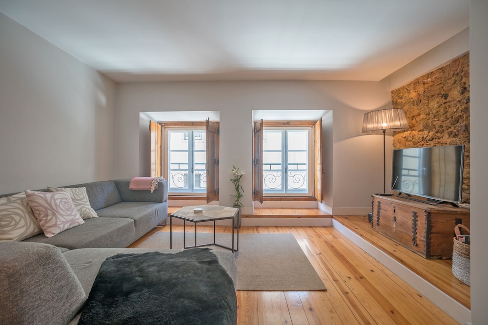 Elegant & Cozy Apartment — 4-Star Luxury Hotel in Lisbon, Portugal