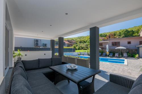 Villa Erwin with heated pool — 4-Star Luxury Hotel in Imotski, Croatia