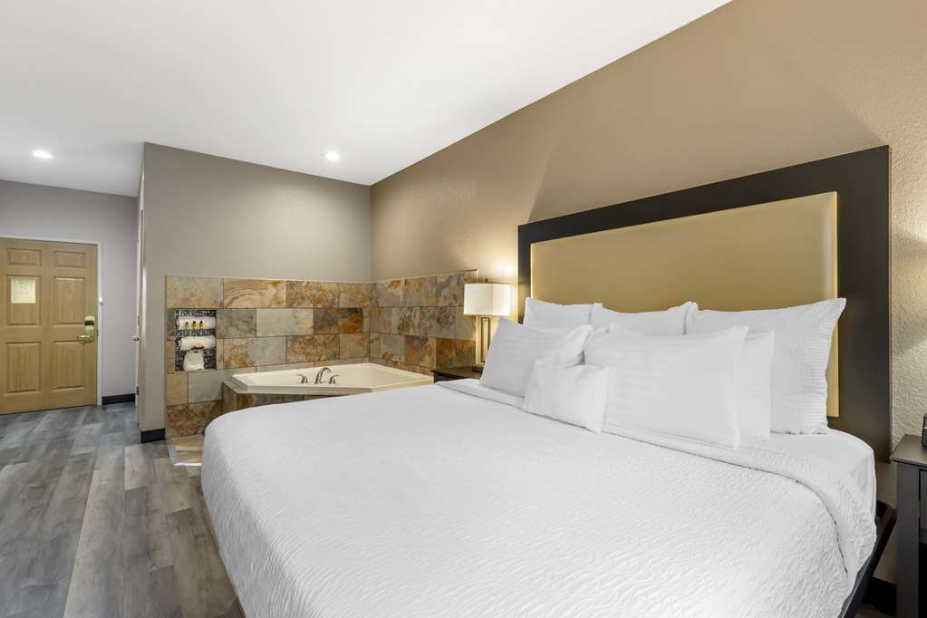 Best Western Plus Des Moines West Inn & Suites - photo 12