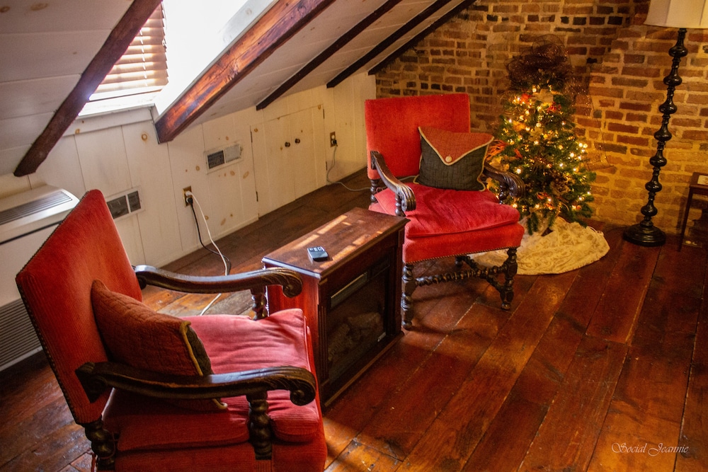 Inn at Lincoln Square - photo 26