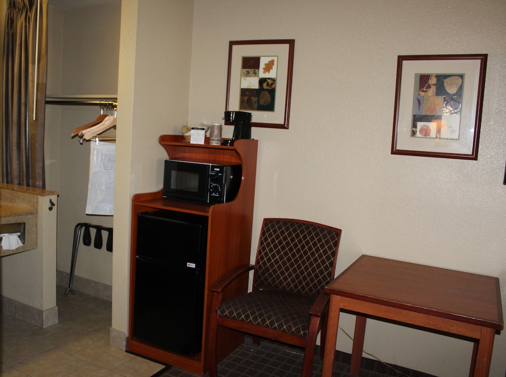 Cajon Pass Inn - photo 11