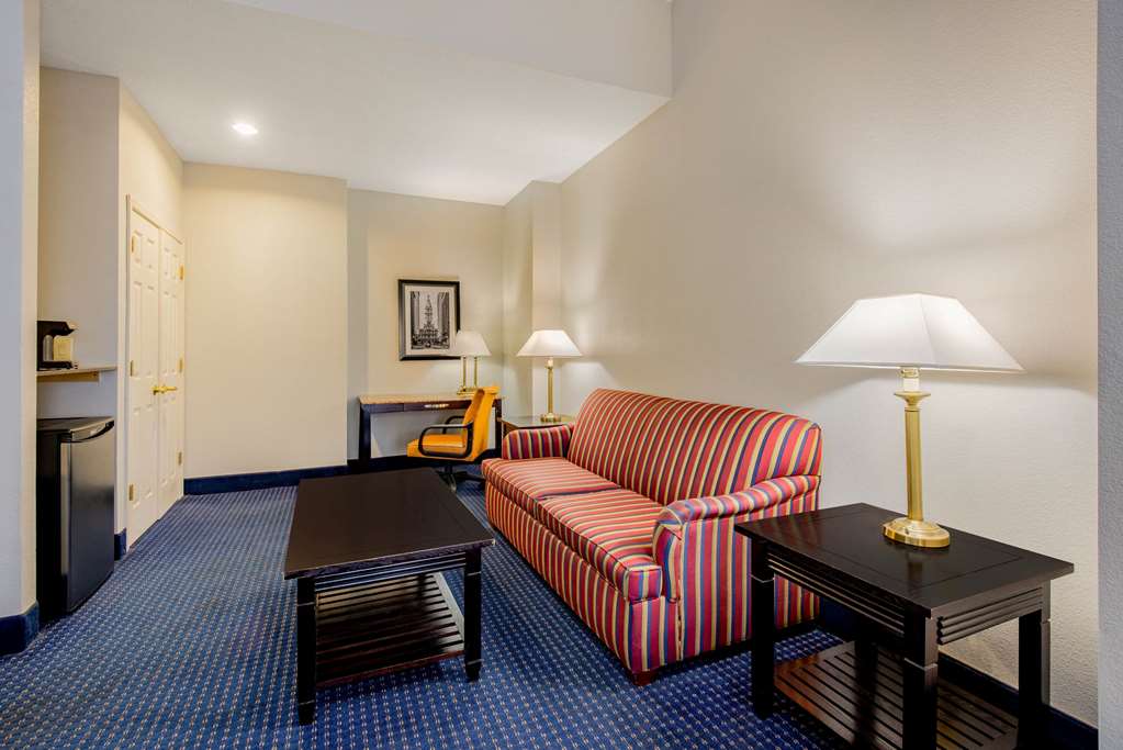 La Quinta Inn & Suites by Wyndham Mt. Laurel Philadelphia - photo 48