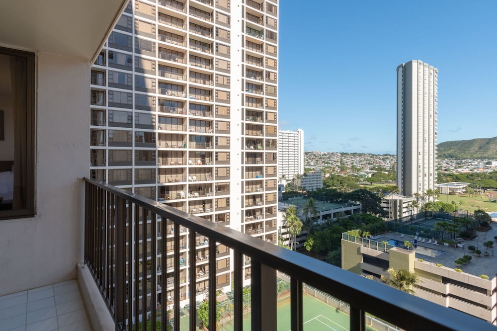Waikiki Banyan Pool View Tower 1 Suite 1501 — hotel in Honolulu