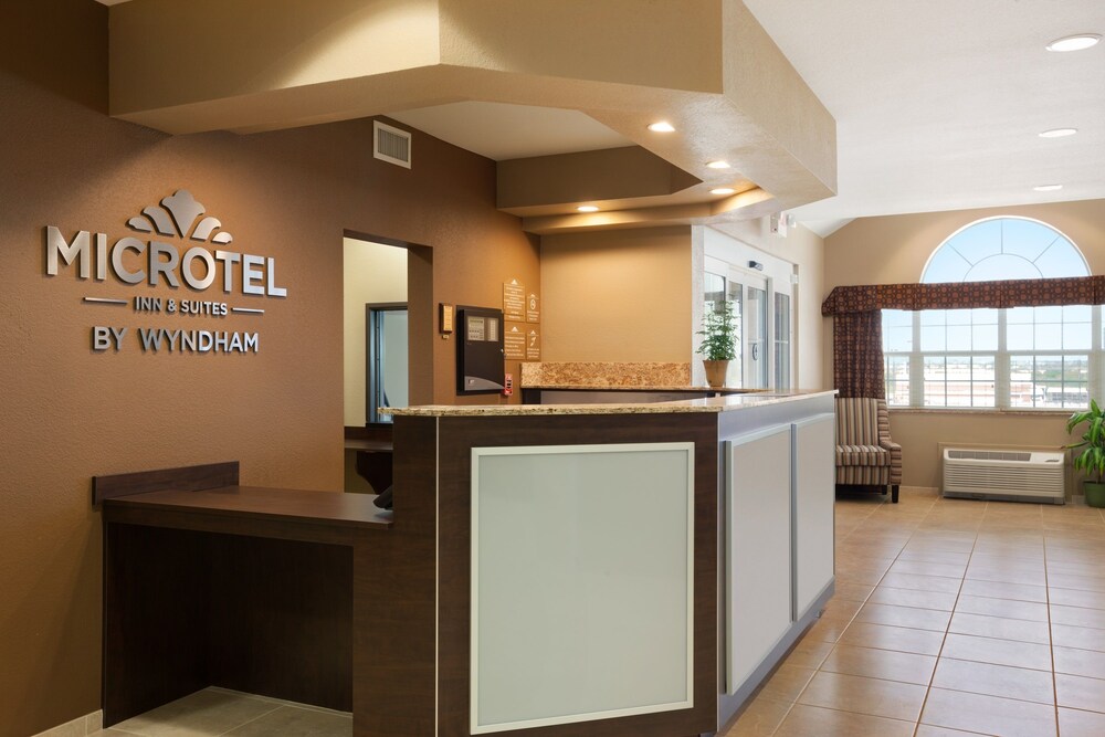 Microtel Inn & Suites by Wyndham Kenedy Karnes City - photo 4