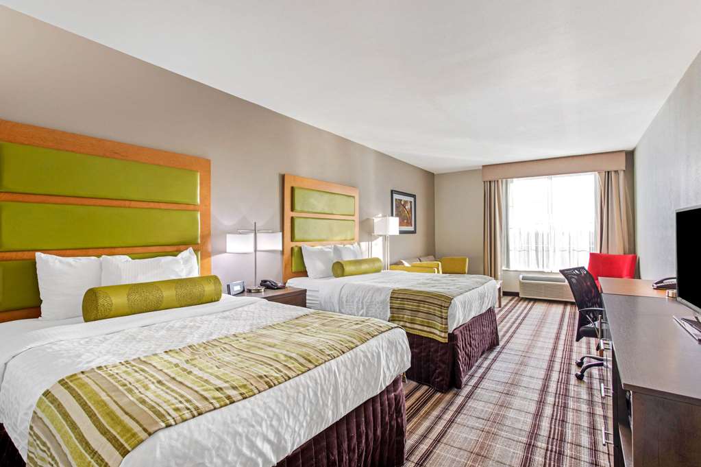 La Quinta Inn & Suites by Wyndham Paducah - photo 22
