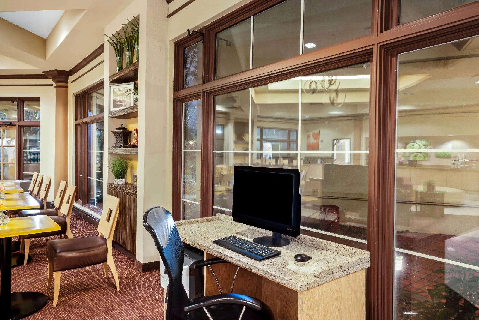 La Quinta Inn & Suites By Wyndham Memphis Primacy Parkway - photo 27