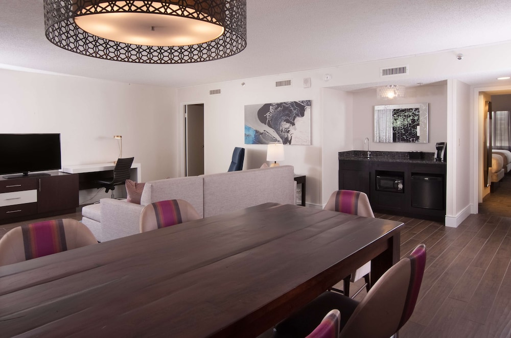 Embassy Suites by Hilton Raleigh Crabtree - photo 23