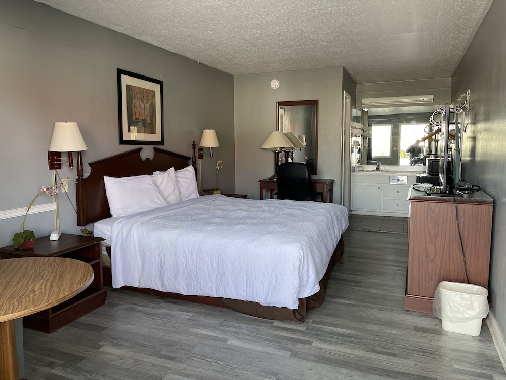 Covered Bridge Inn & Suites - photo 4