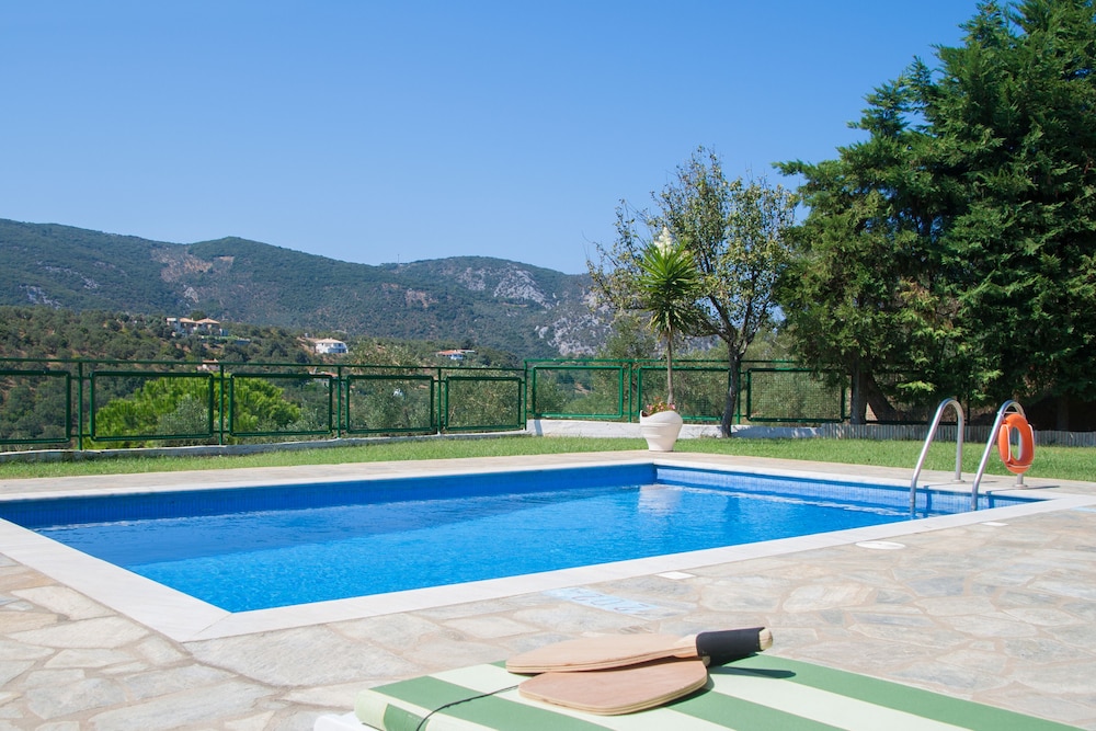 Four Seasons Villas — 4-Star Luxury Hotel in Skiathos, Greece