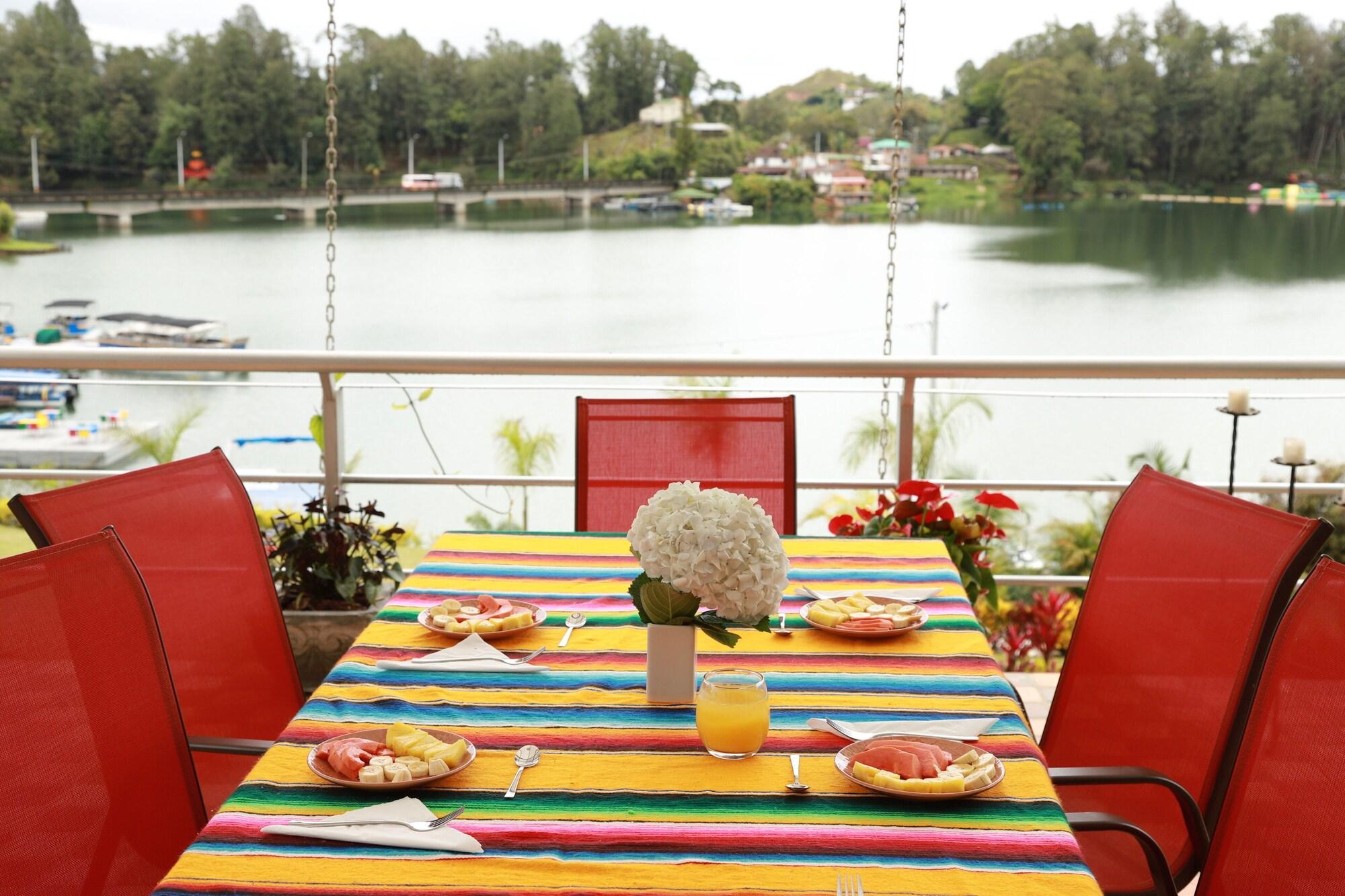 Cabaña familiar BANIA con vista del embalse al lado de la piedra in Guatape, Colombia