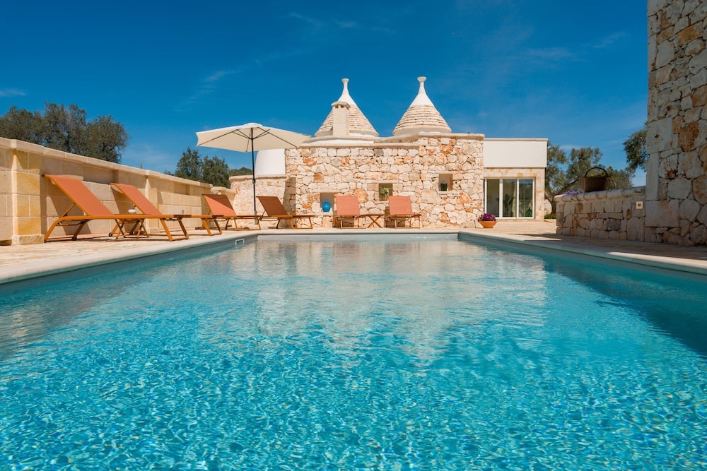 Trullo Amami Con Piscina Privata — 4-Star Luxury Hotel in San Michele Salentino, Italy