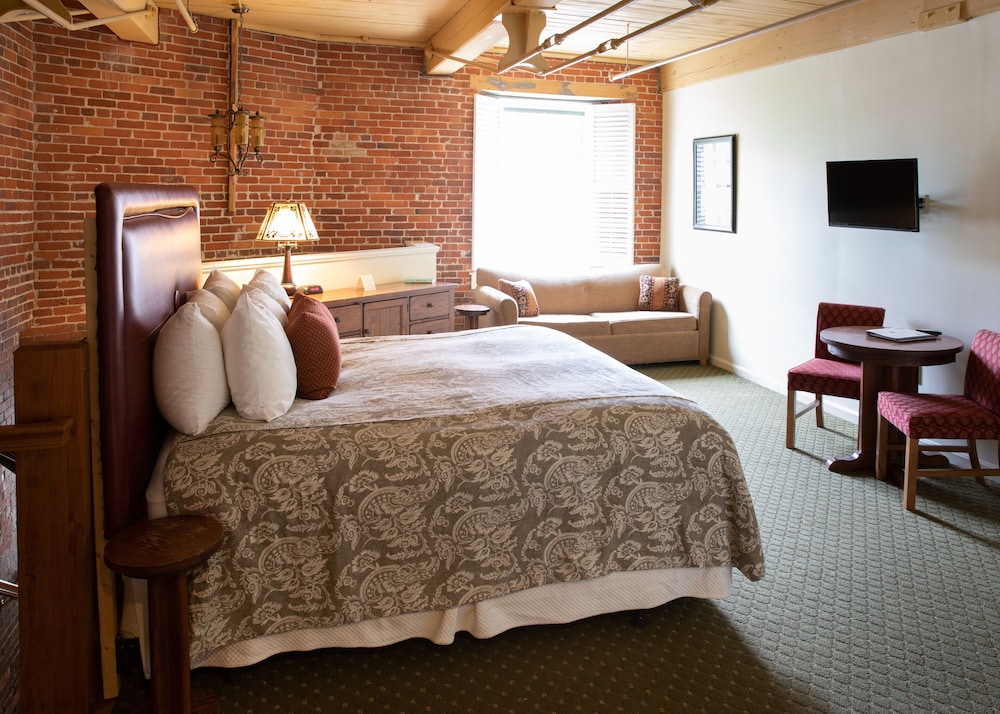 The Common Man Inn & Restaurant - photo 33