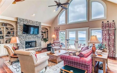 Eagles View Gorgeous Mountain Views Luxury Interiors Telescope Library in Jasper, United States