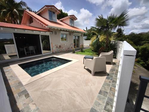Villa 4 étoiles MWoodsuite MartiniqueSun Coquet & Central avec piscine et jardin privé — 4-Star Luxury Hotel in Le Lamentin, Martinique