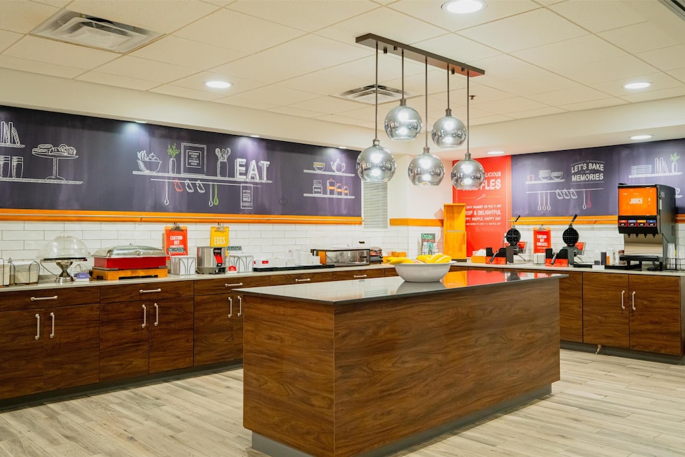 Hampton Inn Gonzales - photo 38