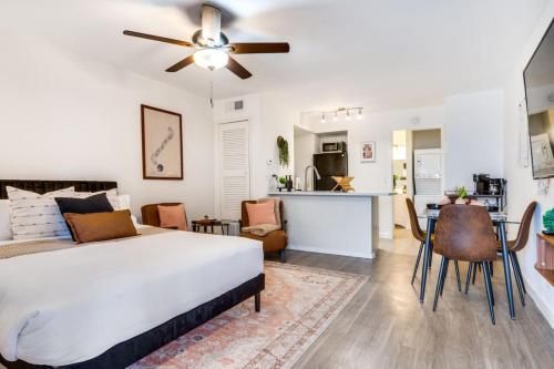 Stylish Studio in Allandale 10 mins to Downtown. — 4-Star Luxury Hotel in Austin, United States
