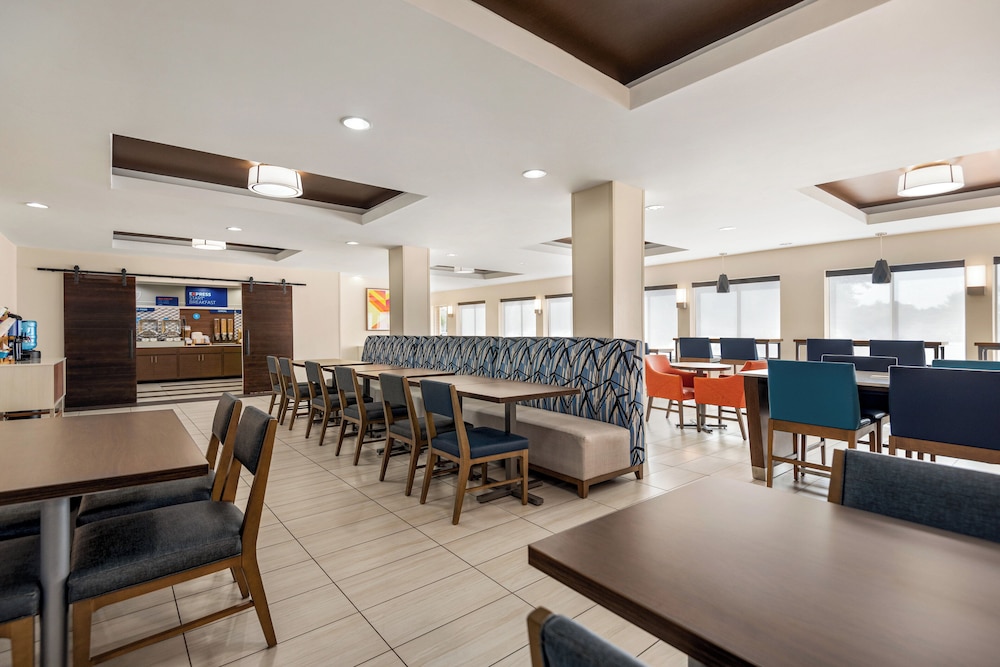 Holiday Inn Express Hotel & Suites Fredericksburg by IHG - photo 42