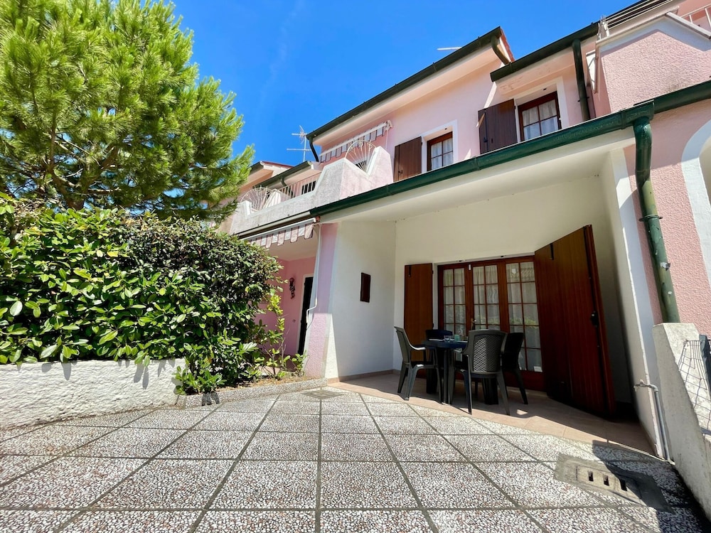 Bright Villa in a Quiet Residence — 4-Star Luxury Hotel in Caorle, Italy