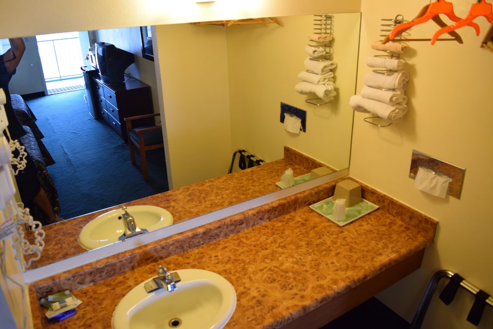 Travelers Inn & Suites - photo 28