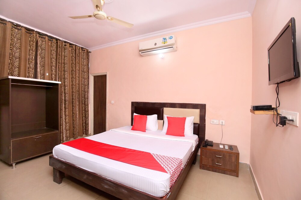 Oyo 24423 Hotel Royal in Mohali, India