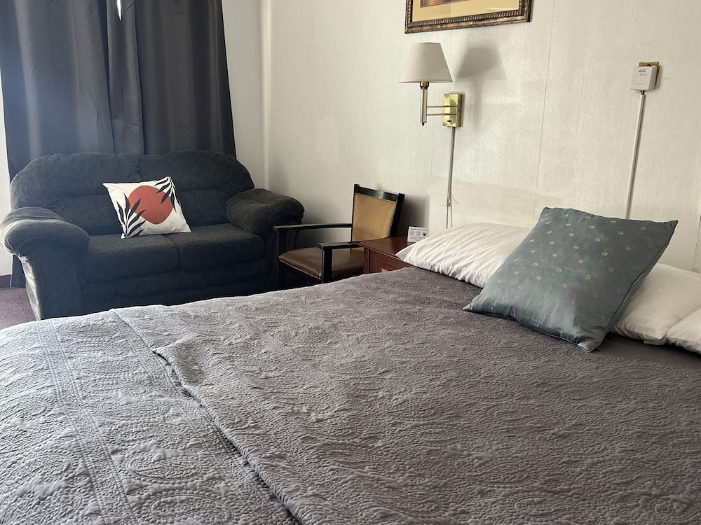 Midtown Inn & Suites - photo 8