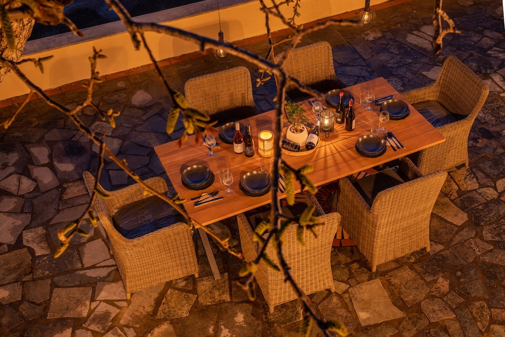 Walnut Tree Villa Ano Archanes 10km From Heraklion — 4-Star Luxury Hotel in Ano Arhanes, Greece